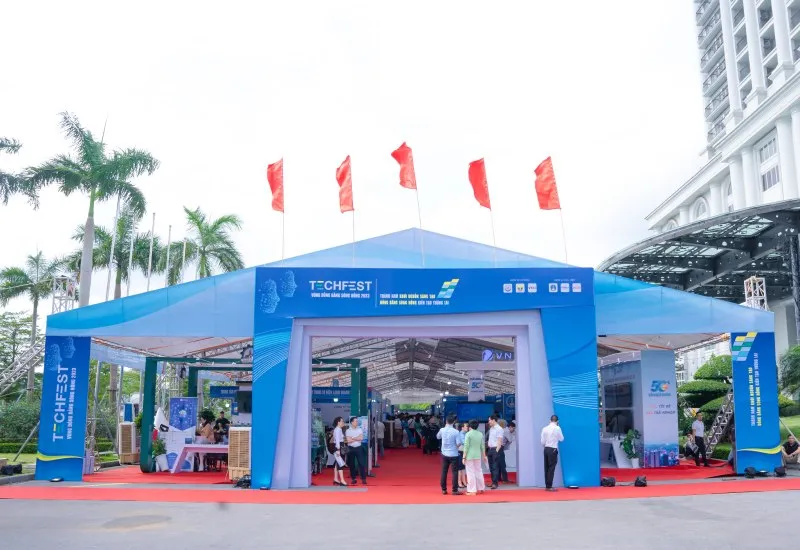 Khu trưng bày các sản phẩm khoa học công nghệ của 11 tỉnh thành vùng đồng bằng sông Hồng. Khu trưng bày các sản phẩm khoa học công nghệ của 11 tỉnh thành vùng đồng bằng sông Hồng.
