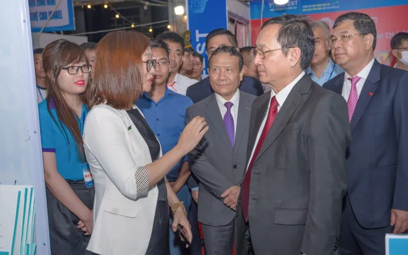 Viindoo is honored to welcome Mr. Huynh Thanh Dat, a Member of the Central Party Committee, Minister of Science and Technology, and other high-ranking officials and ambassadors visiting its booth.