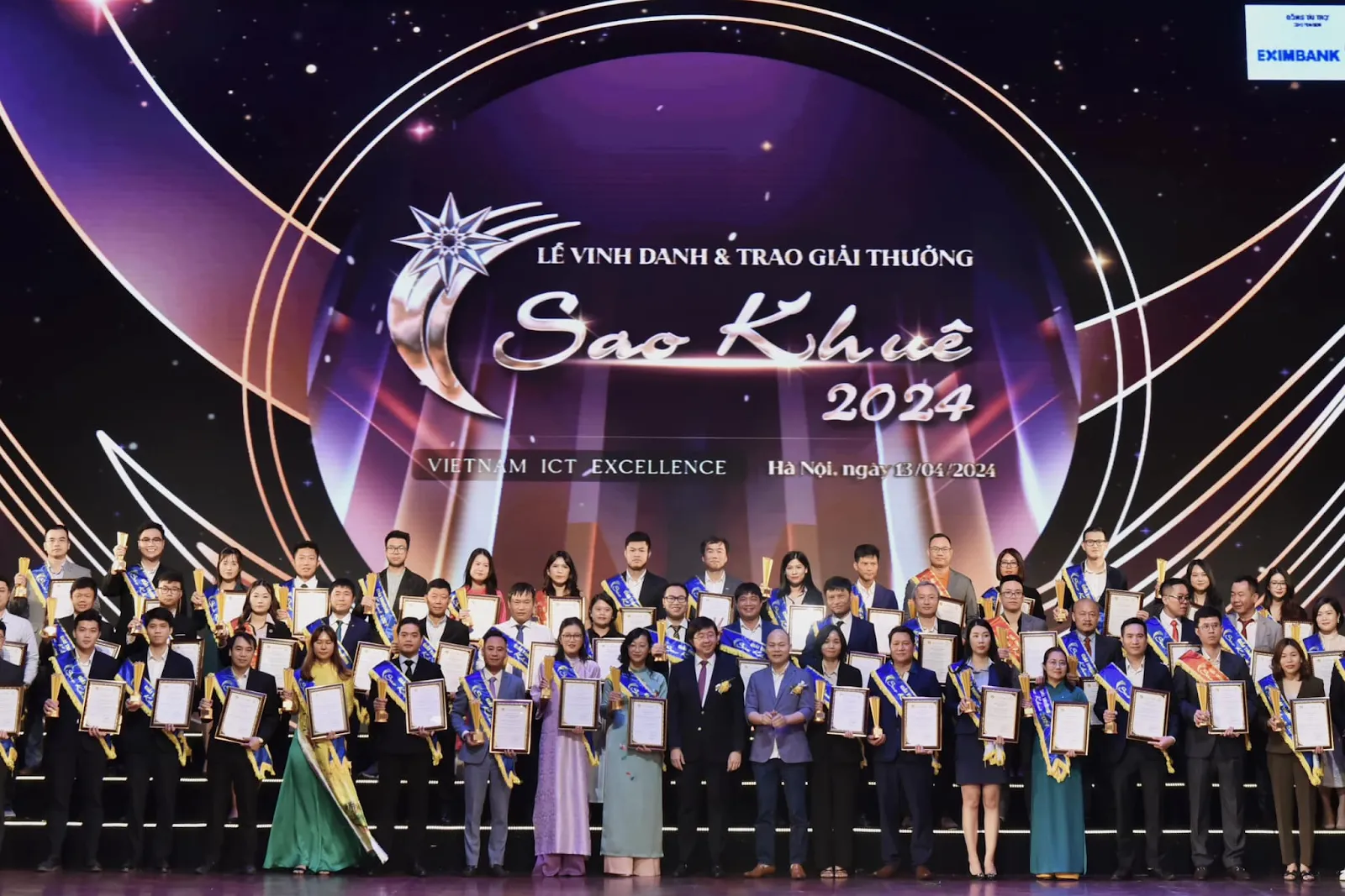 Viindoo (center) is honored at Sao Khue Awards 2024