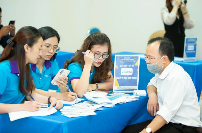 Chuyên viên Viindoo tư vấn giải pháp Quản trị Doanh nghiệp tại Triển lãm Chuyển đổi số trong Sản xuất và Kinh doanh Chuyên viên Viindoo tư vấn giải pháp Quản trị Doanh nghiệp tại Triển lãm Chuyển đổi số trong Sản xuất và Kinh doanh