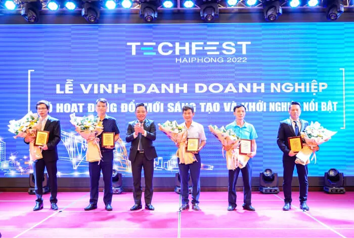 Đại diện Viindoo nhận giải tại Techfest Haiphong 2022 Đại diện Viindoo nhận giải tại Techfest Haiphong 2022