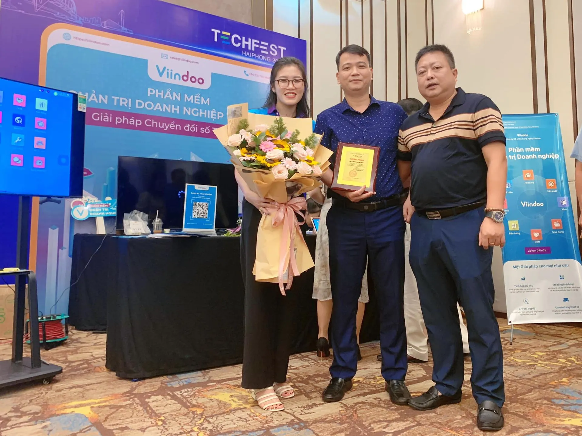 Lãnh đạo Công ty Cổ phần Công nghệ Viindoo vinh dự được nhận chứng nhận tại Lễ Khai mạc sự kiện Techfest Haiphong 2022