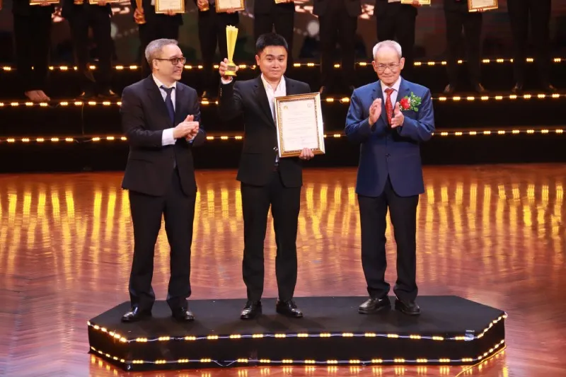 Đại diện Viindoo, Giám đốc Công nghệ - ông Trần Quốc Tùng nhận giải thưởng sao khuê 2021